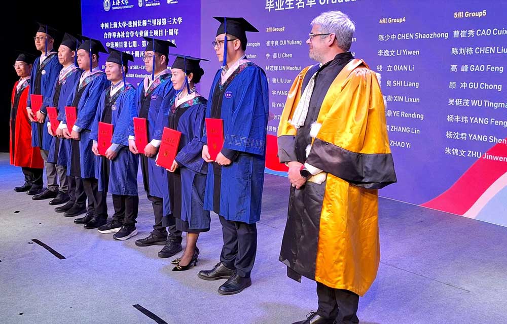 Mikaël COZIC, doyen de la Faculté de philosophie, et les étudiants diplômés de l'Université de Shangai